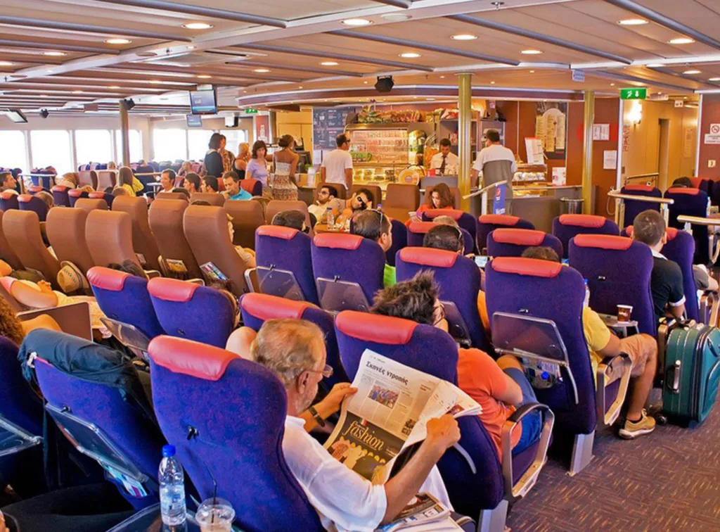 Intérieur des ferries de la Crète à Santorin