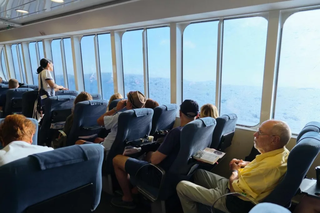 Intérieur des ferries de la Crète à Santorin