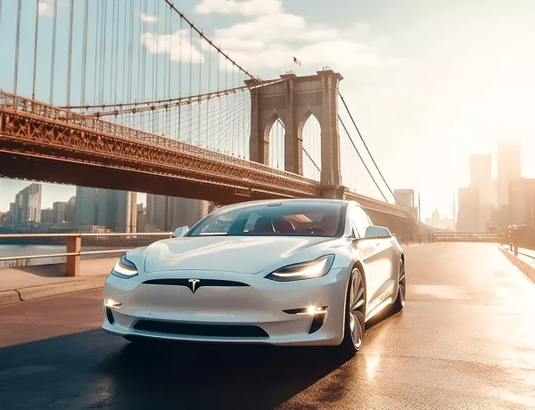 Voiture Tesla de location à New York roulant sur le Brooklyn Bridge
