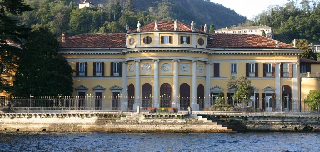 La villa vue depuis le lac de Côme