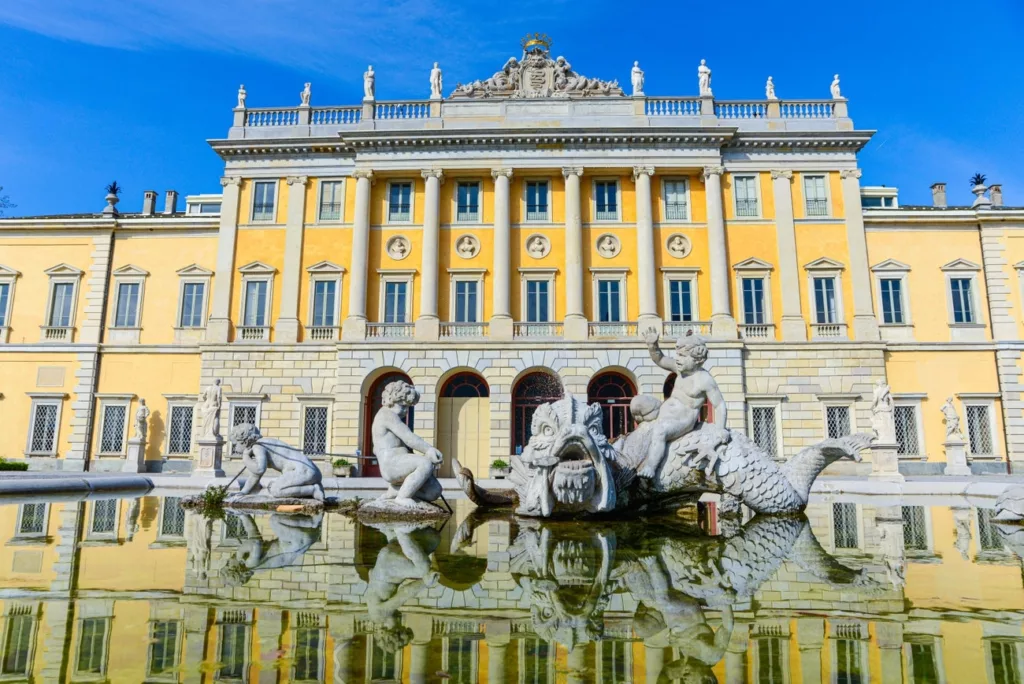 La célèbre fontaine dans les jardins faisant face à la villa