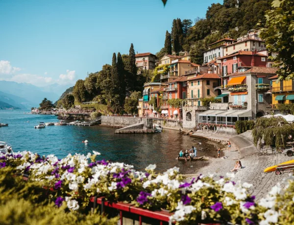 Flâner sur le front de mer de Varenna