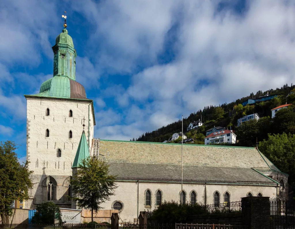 Explorer la cathédrale de Bergen en Norvège