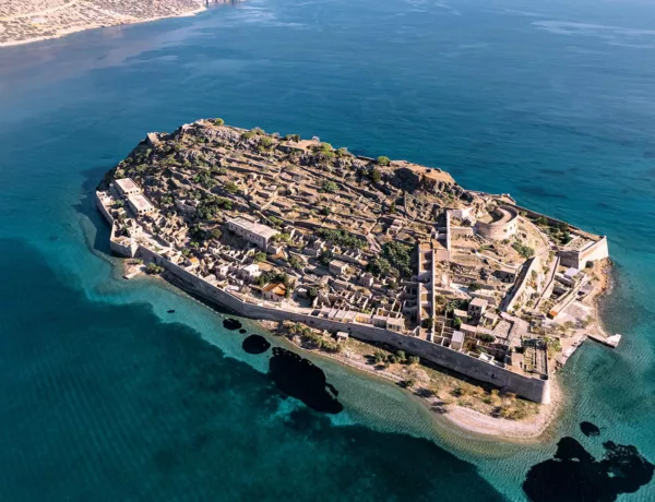 Découvrez la magnifique île de Spinalonga en Crète