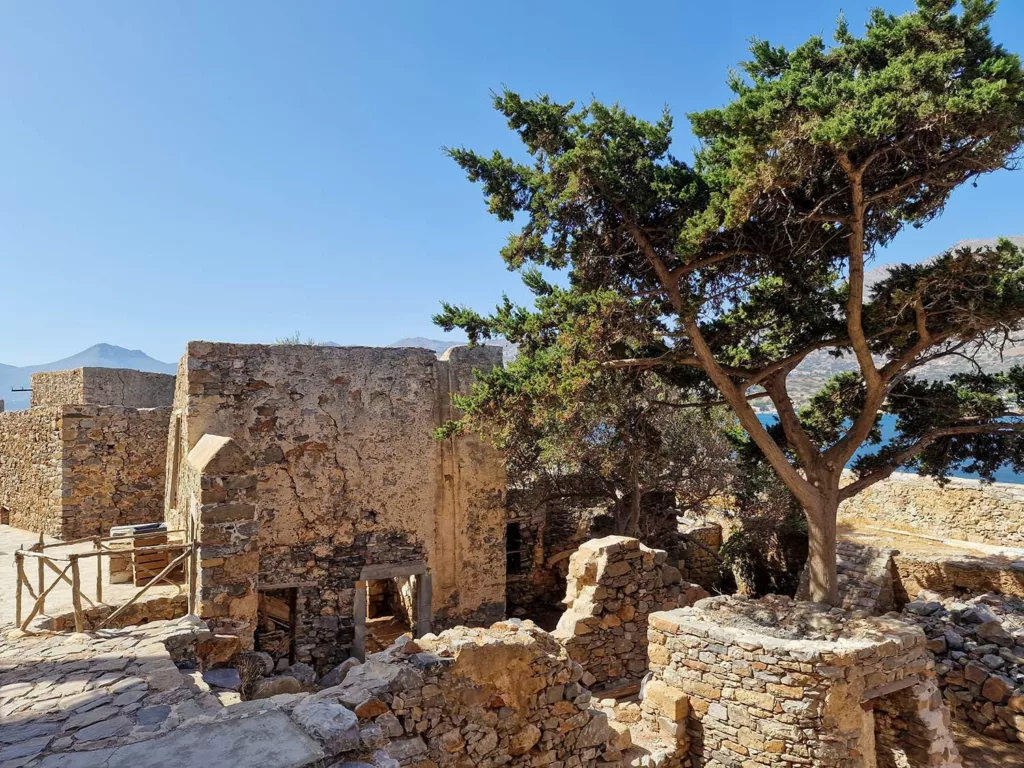 Découvrir les anciens batiments aux lépreux