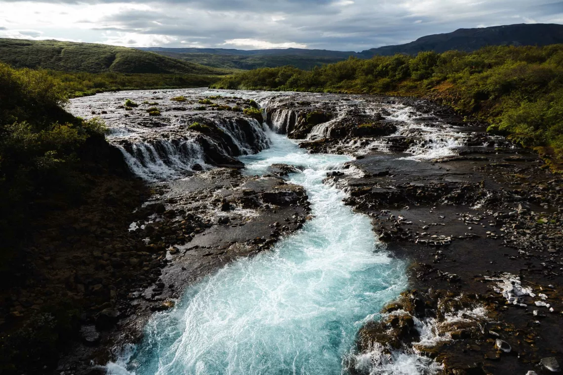 Découvrez la cascade de Bruarfoss en Islande