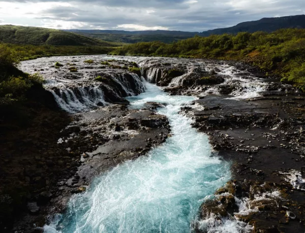 Découvrez la cascade de Bruarfoss en Islande