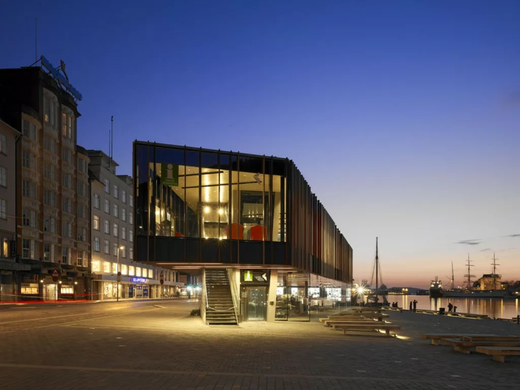 Le Fishmarket de Bergen est situé en plein sur le port