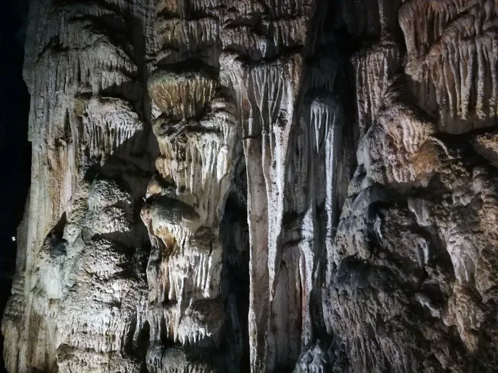 La grotte est impressionnante.