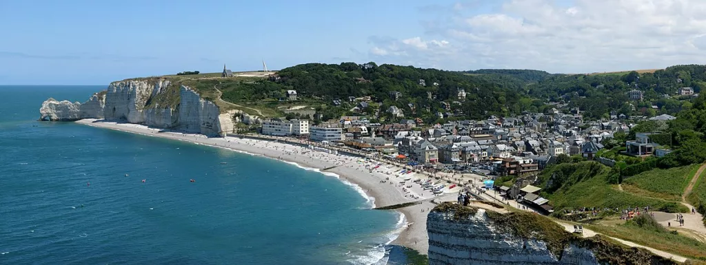 Explorez la plage d'Étretat en France