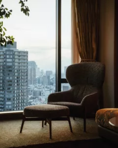 Le confortable fauteuil au bord de la fenêtre de la suite King