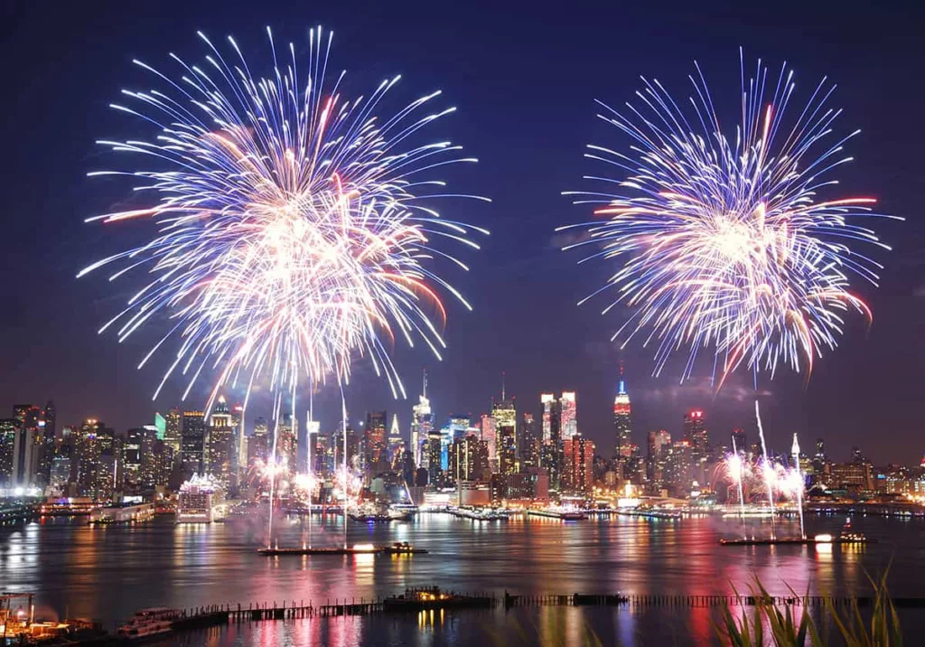 Les meilleurs feux d'artifices de New York pour le Nouvel An sont au-dessus de l'East River