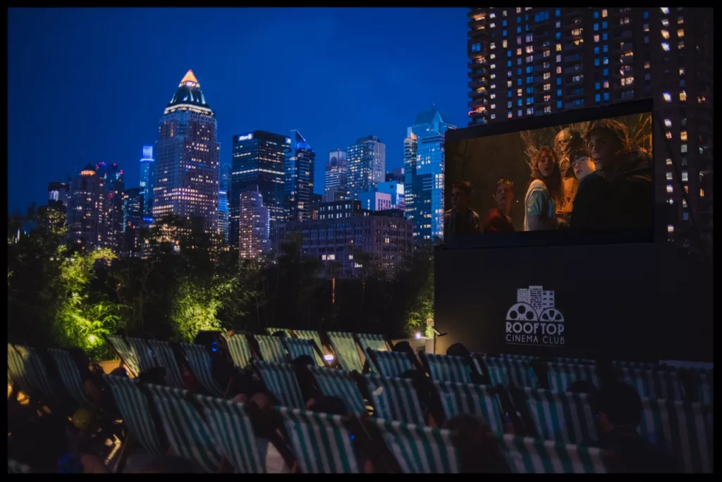 Assister à une séance de cinéma en plein air