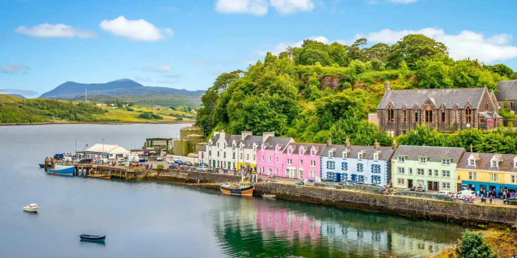 Les maisons colorées du village de Portree en Écosse