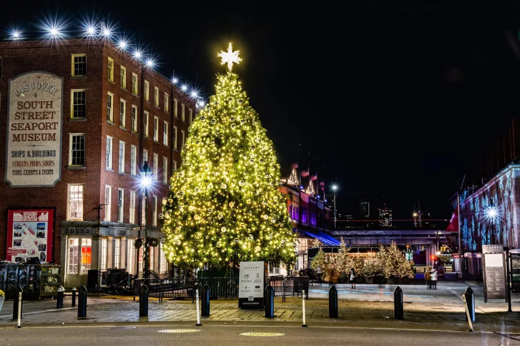 Le beau sapin de Noël de South Street Seaport à New York