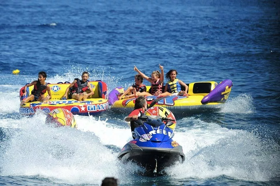 Les activités nautiques de Kamari sont vraiment fun