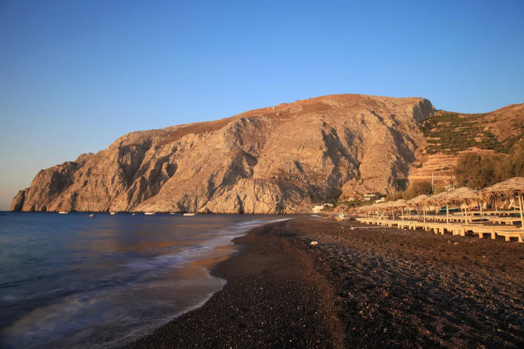 La plage de Kamari, principale activité du village