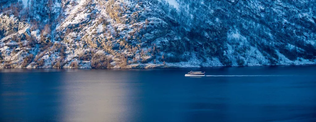 Le bateau dans le fjord en hiver