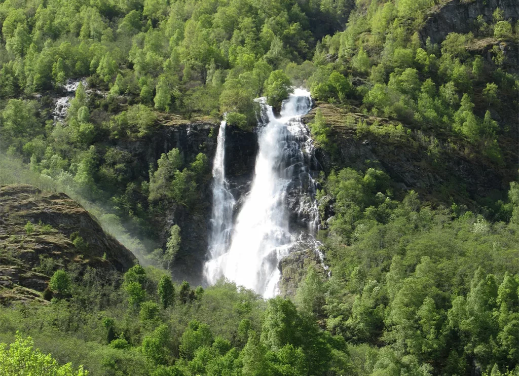 Voir la cascade de Brekkefossen en Norvège