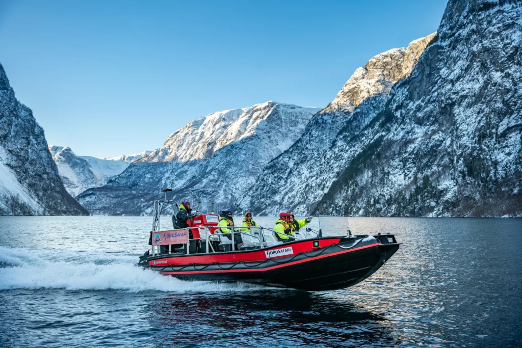 Faites un tour en hors-bord dans les fjords autour de Flåm