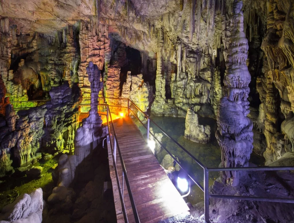 Visiter l'intérieur de la grotte de Psychro