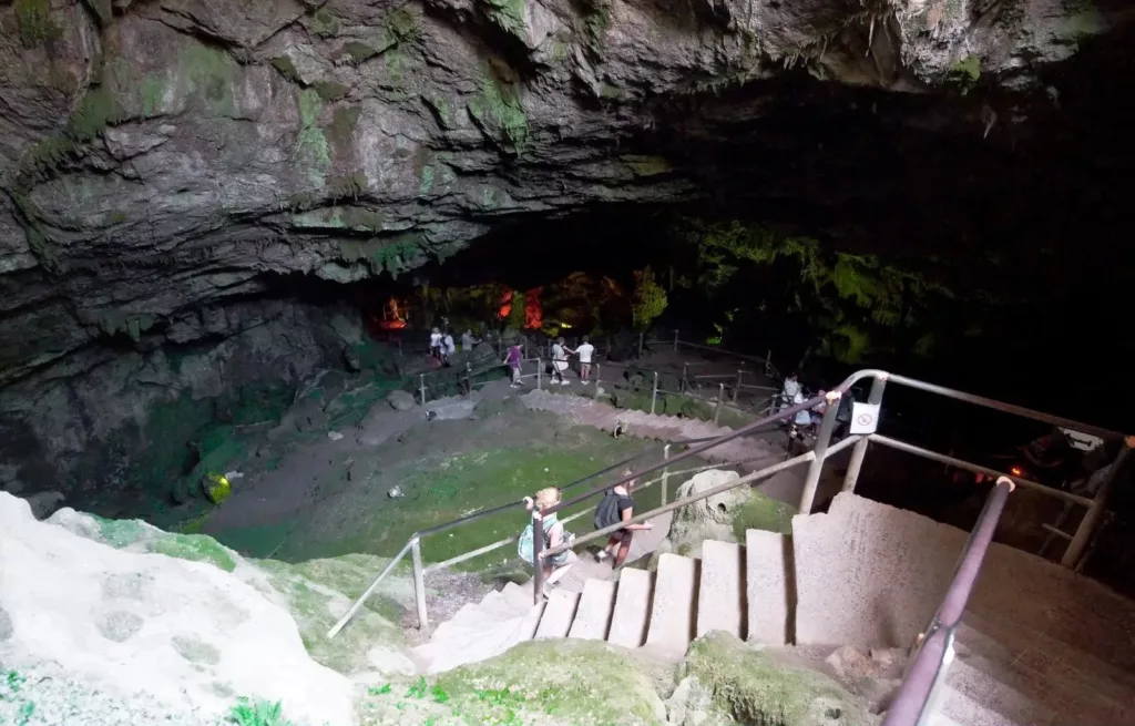 Descendre dans la grotte avec les escaliers