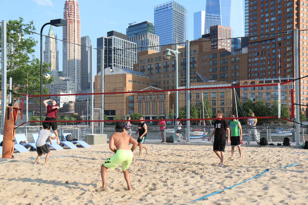 Faire du beach-volley sur le Pier 25