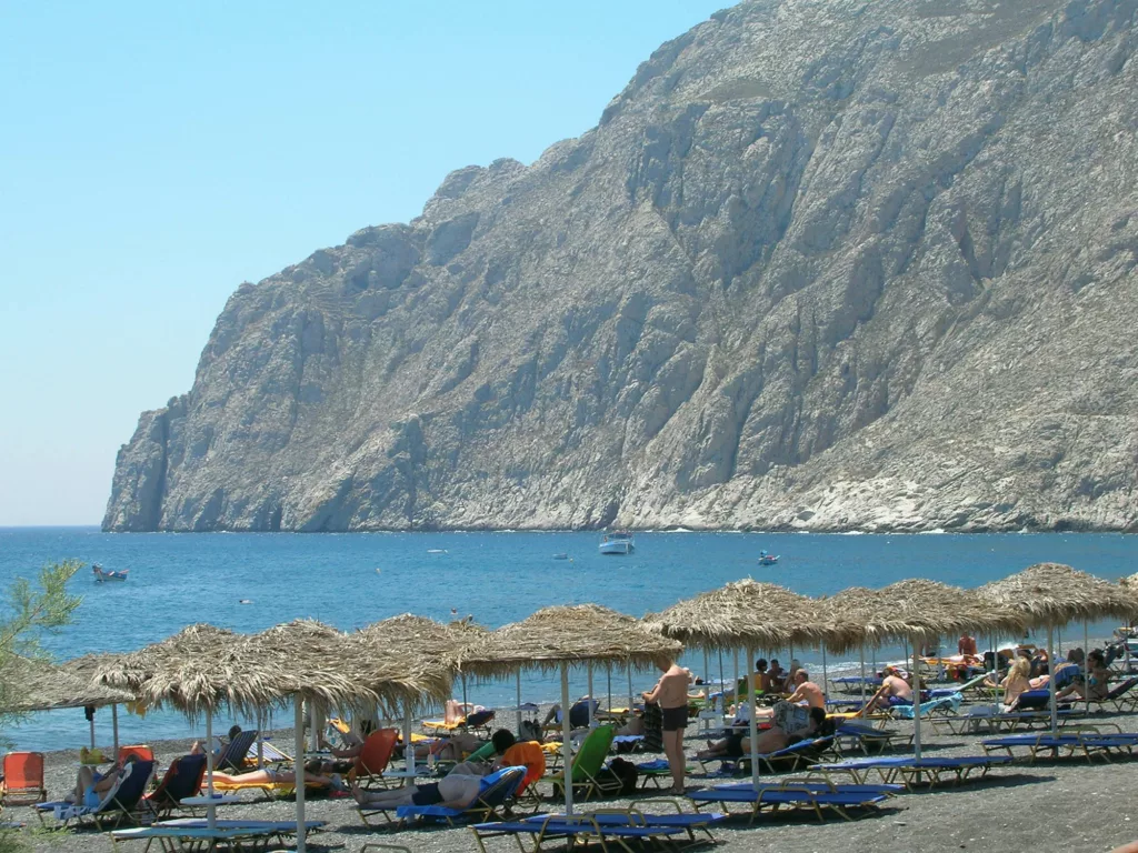 Faites bronzette sur la plage de Kamari