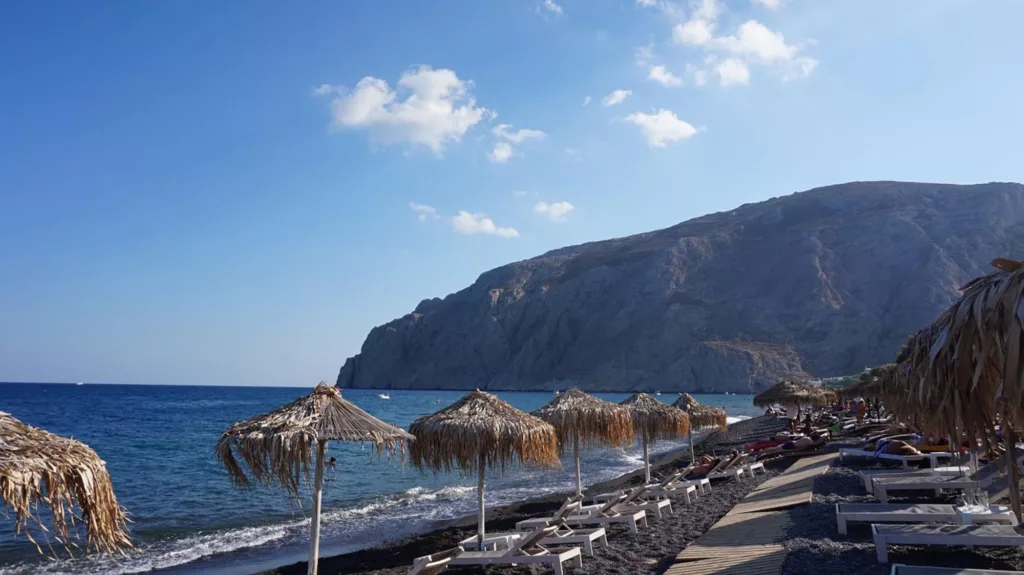 Une très longue plage à Santorin