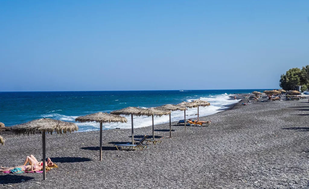 Je recommande la plage de Kamari pour ceux qui veulent des activités