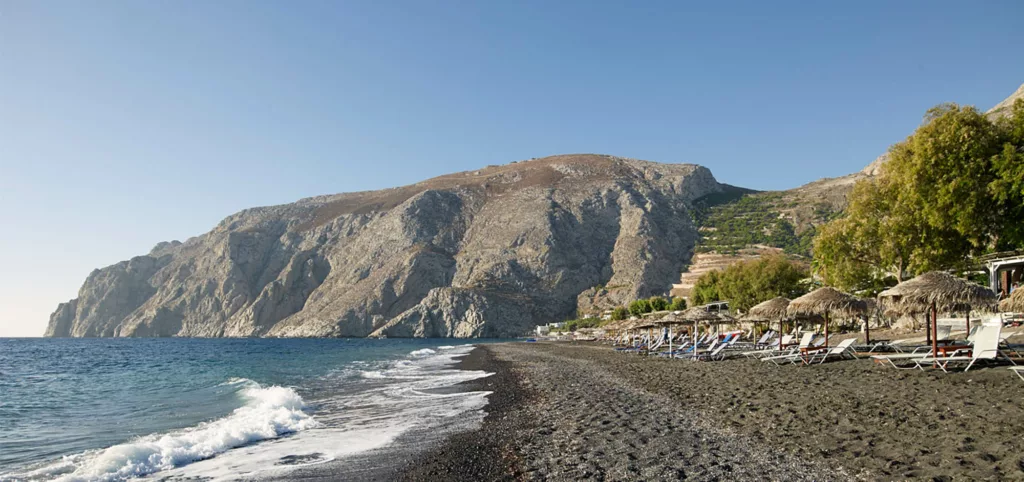 Profitez de la plage de Kamari à Santorin