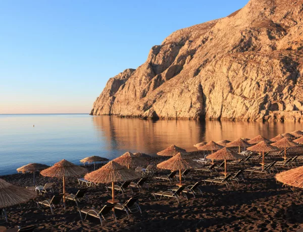 La plage de Kamari à Santorin