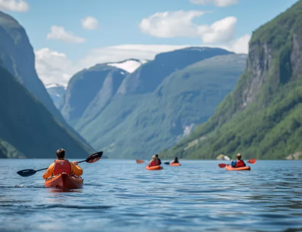 Faire du kayak dans les fjords autour de Flåm en Norvège