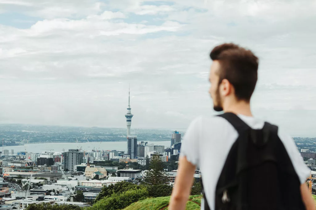 Profiter de la superbe vue depuis le Mont Eden à Auckland