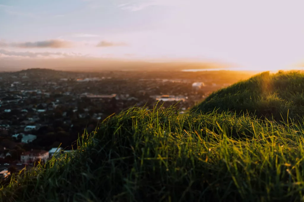 Un superbe couché de soleil depuis le sommet du Mont Eden