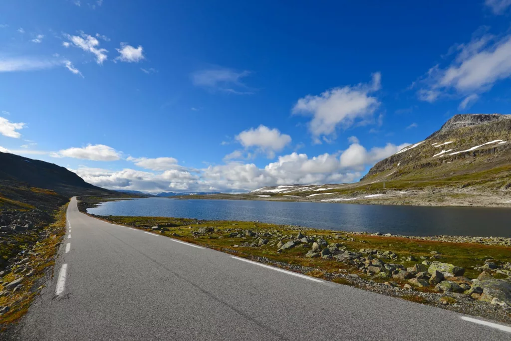 Prendre la magnifique route d'Aurlandsfjellet en Norvège