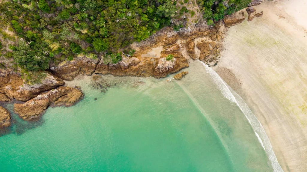 La superbe plage de sable blanc d'Onerora