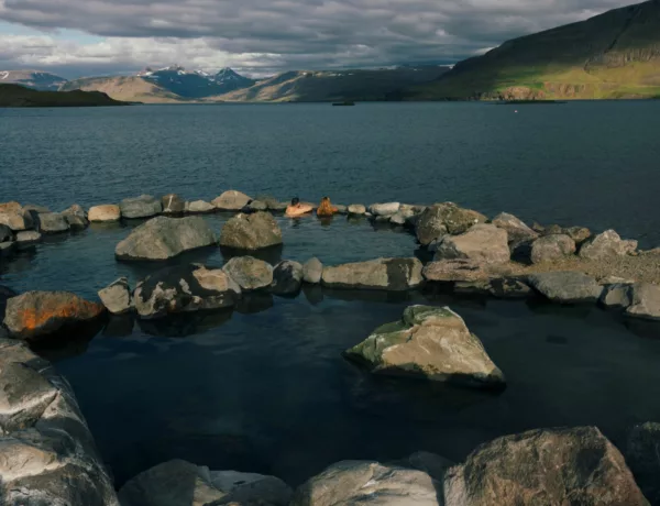 Découvrez les magnifiques sources d'Hvammsvík en Islande