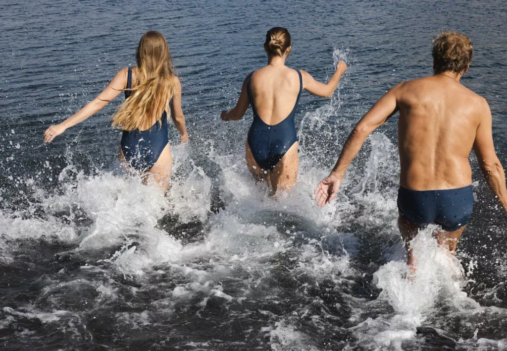 Plongez dans l'eau glaciale au pied des sources d'eau chaudes