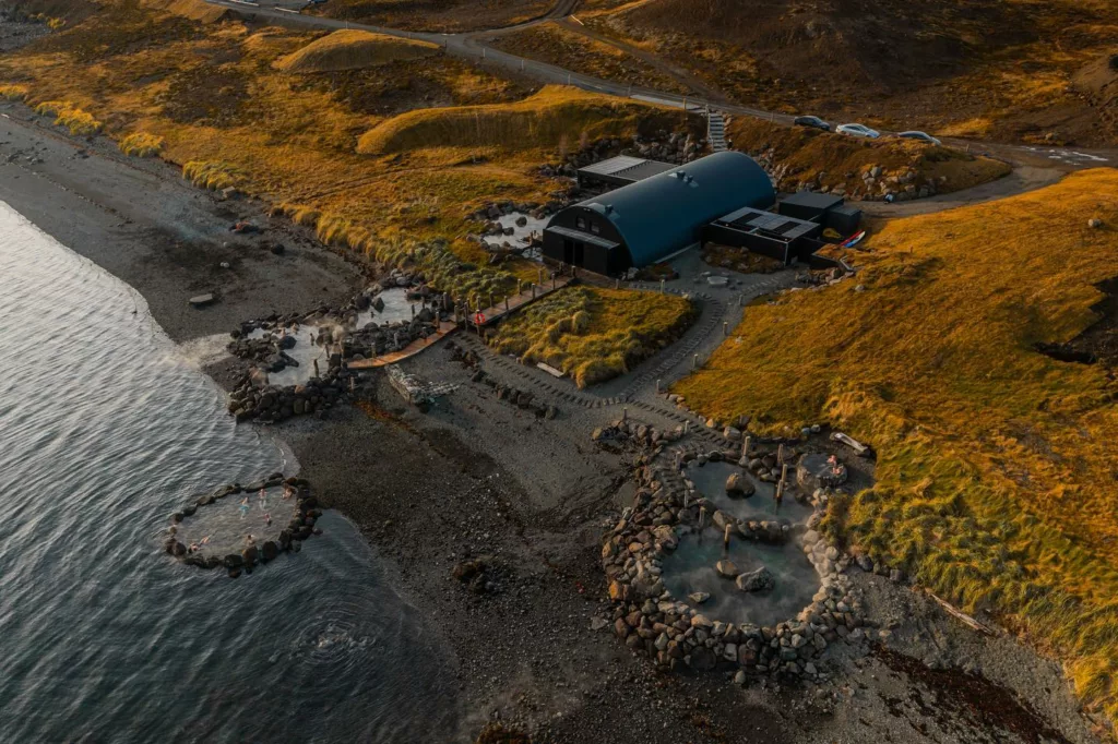 Découvrez les magnifiques sources d'Hvammsvík en Islande