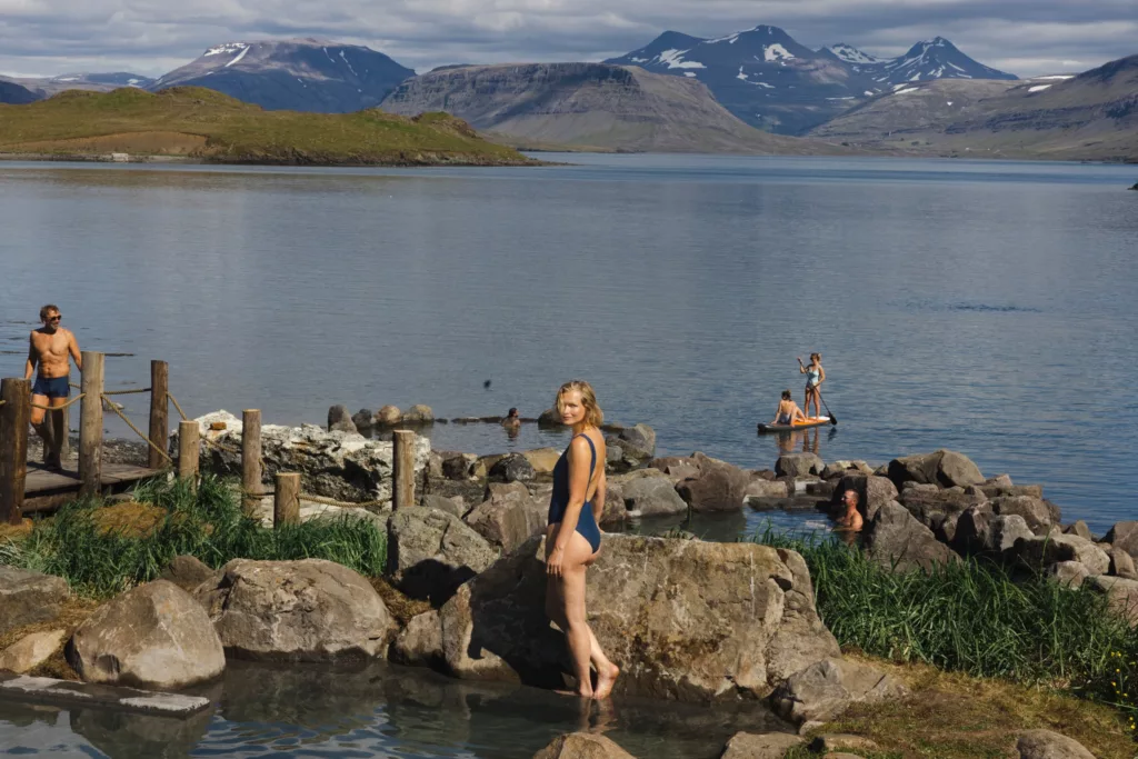 D'incroyables bains extérieurs en plein milieu de l'Islande