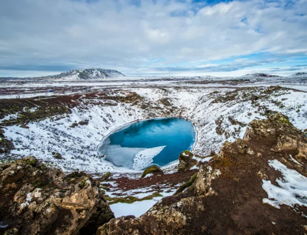 Explorez le cratère Kerid et son lac en Islande