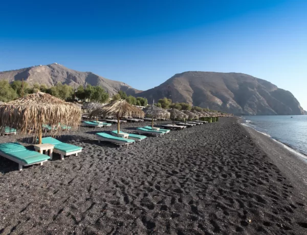 Découvrez la plage de Périvolos à Santorin