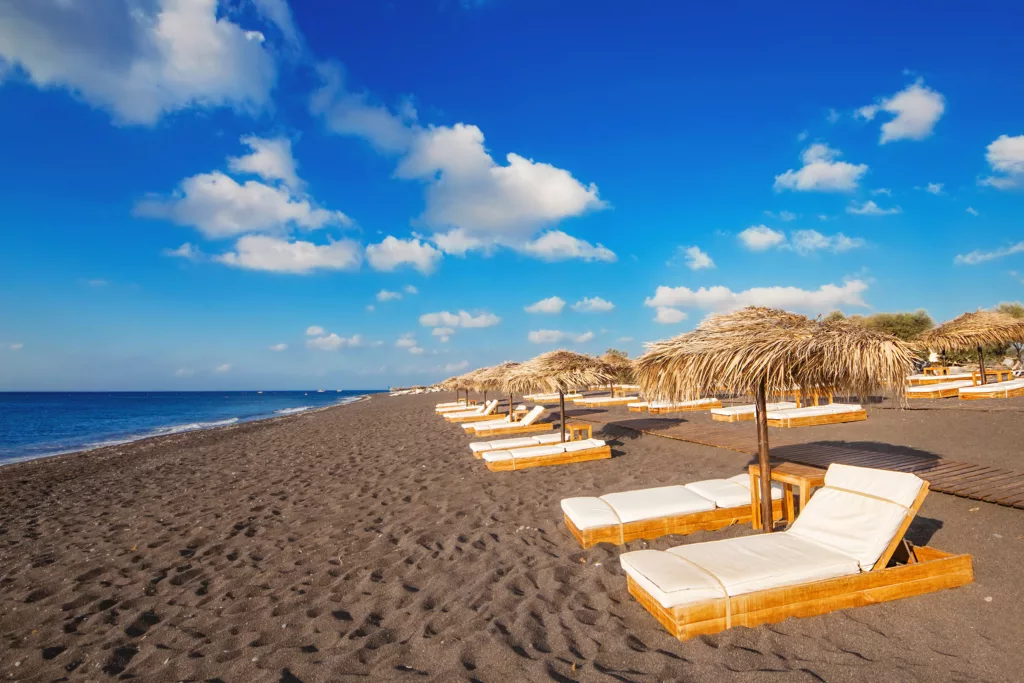 Une magnifique plage de sable noir