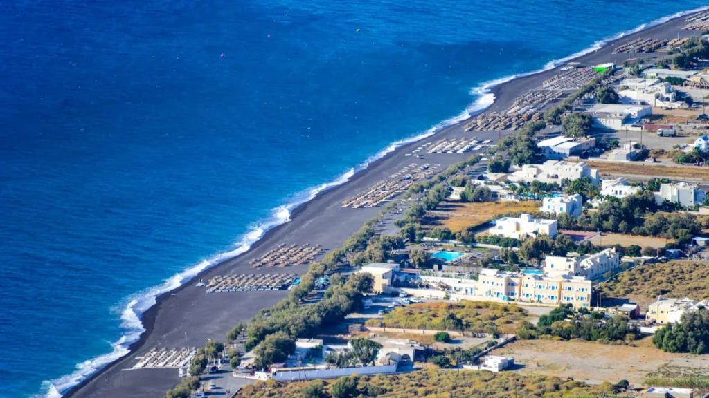 Découvrez la plage de Périvolos à Santorin