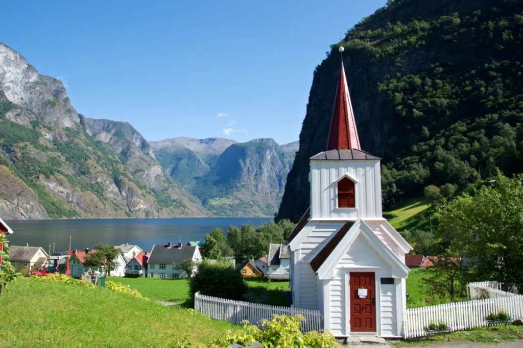 Une église vraiment vielle en plein cœur des fjords de Norvège