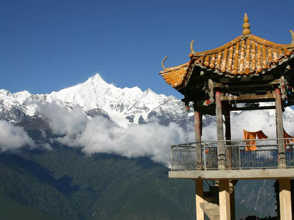 Vue sur les montagnes depuis un monastère de Shangri-La