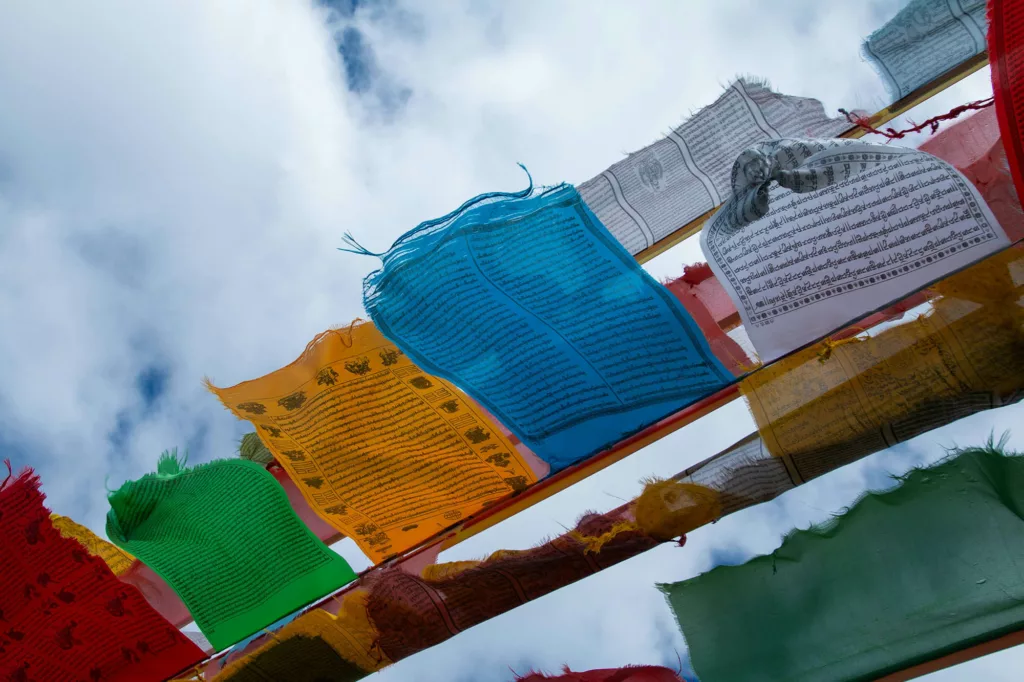 Drapeaux flottants au vent, depuis Shigatse