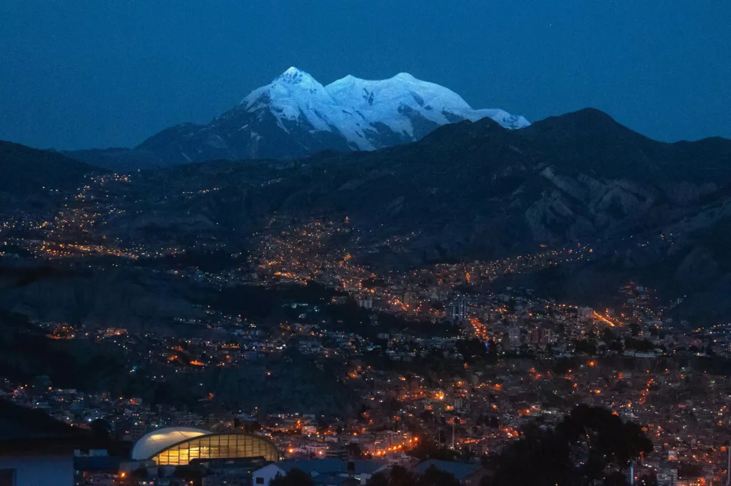 Vue de nuit depuis les hauteurs sur La Paz