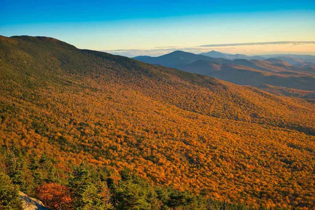 Les montagnes et forêts réputées de Stowe